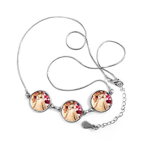 Collier pendentif rond fille sexy blonde fleurs pour amateurs d'art et bijoux