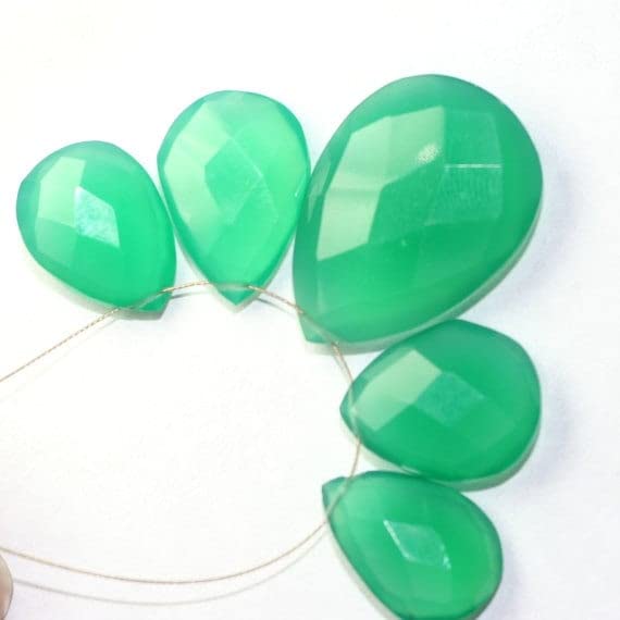 Onyx vert briolette poire facettée pour créer vos bijoux d'été