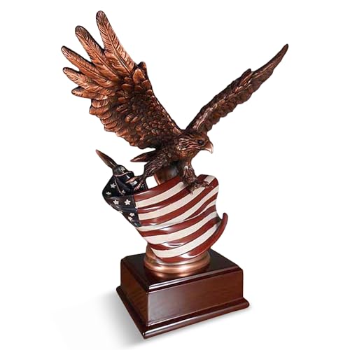 Estatua mediana de águila con bandera