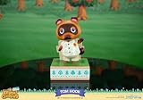 Figurine Animal Crossing New Horizons de Tom Nook sur socle décoré – photo 2