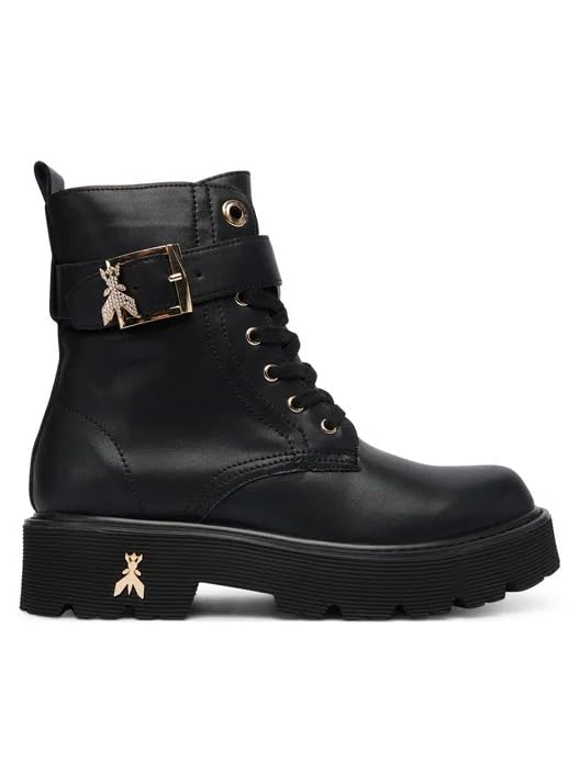 Modello: Stivaletto/anfibio da donna Patrizia Pepe PPJ966.Tomaia in pelle di vitello liscia, per un aspetto premium e duraturo. Chiusura combinata: lacci + zip laterale, per praticità e stile. Suola dal profilo spesso, indicativamente tra 4 e 5 cm, per un effetto “chunky” moderno.Dettagli decorativi: fibbia con logo, inserti metallici, cuciture a vista – elementi distintivi del brand. Colore indicato: nero (almeno per la variante principale reportata). Vestibilità: disponibile in taglie donna 35-41 (almeno per alcune varianti) e progettato per un uso urbano quotidiano.