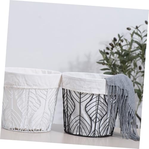 Panier de rangement en fer noir au design industriel épuré
