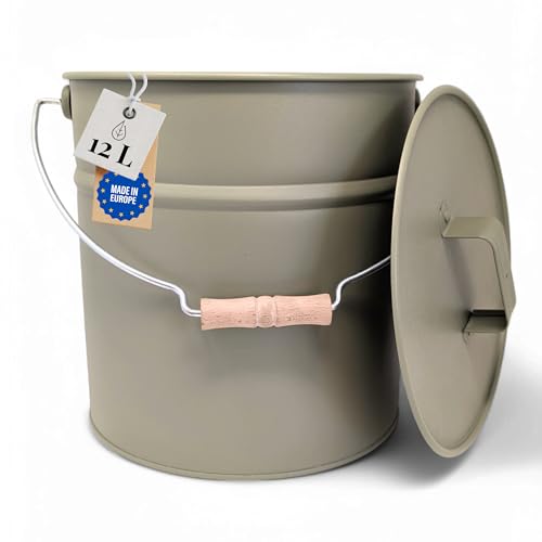 Livlig53 LIVLIG Metalleimer mit Deckel, Verzinkter Garteneimer & Ascheeimer aus robustem Metall, stilvoller Eimer mit Deckel und Holzgriff, Premium Qualität aus Europa, Zinkeimer Moosgrau