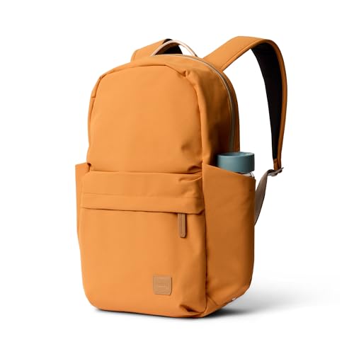 [Bellroy] Classic Daypack �r�W�l�X�����b�N 16�C���`�̃m�[�gPC�����[�\ �O�|�P�b�g�t�� �X�[�c�P�[�X�Ɏ��t���\ �ʋ΂ɂ��œK - Butterscotch