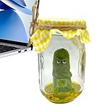 Décoration fantaisiste : renforcez l'atmosphère ludique de votre maison avec notre sculpture de cornichon dans un pot. Chaque fois que vos invités remarqueront cette décoration amusante, ils riront sûrement et entameront une conversation intéressante avec vous, rendant votre demeure plus vivante et accueillante.