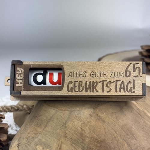 Urhome Geschenkbox Alles Gute zum 65. Geburtstag mit Duplo Schokoriegel - Überraschung Holzbox mit Spruch Gravur inkl. Schokolade Geschenk Riegel - Geburtstagsgeschenk für Erwachsene Mann Frau Urhome Geschenkbox Alles Gute zum 65. Geburtstag mit Duplo Schokoriegel - Überraschung Holzbox mit Spruch Gravur inkl. Schokolade Geschenk Riegel - Geburtstagsgeschenk für Erwachsene Mann Frau