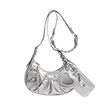 Design punk et doux Y2K : adoptez la tendance Y2K avec ce sac à bandoulière de style punk. Il a un design unique en forme de croissant, décoré avec des rivets métalliques et un pendentif en forme de cœur, combinant parfaitement mode, douceur et éléments punk. Idéal pour ceux qui aiment l'esthétique Y2K, vous permettant de vous démarquer dans la foule