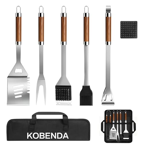 KOBENDA Juego de 7 cubiertos para barbacoa de acero inoxidable con bolsa de almacenamiento, juego de barbacoa con asas de madera resistentes al calor, ideal como regalo de barbacoa para hombres