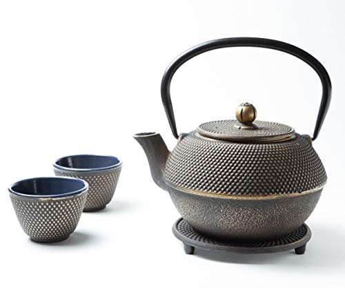 Tealøv TEIERA GHISA SET 1,1 L – Set Completo Teiera in Ghisa con Infusore in Acciaio Inox, 2 Tazze et Sottoteiera – Interno completamente smaltato - Design Elegante in Stile Giapponese – Arare Oro