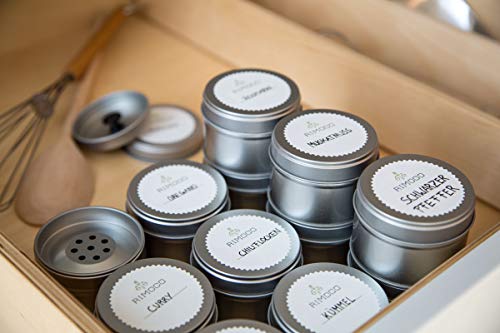 Foto von 12er Pack kleine Gewürzdosen stapelbar mit extra Aromadeckel inkl. 12 Etiketten + 2 Streueinsätze | Höhe: je ca. 4,5 cm, Ø je ca. 6,4 cm | Dosen Material: Weißblech | BPA-frei und lebensmittelecht
