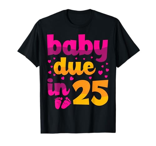 Baby Due in 2025 Divertido anuncio de bebé mamá papá Camiseta