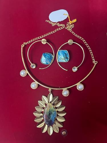 Image of An adorable multicolor stone gold necklace with earring.