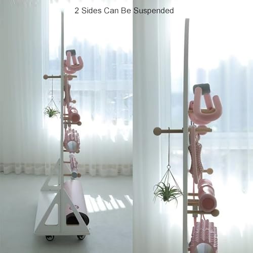 Séparateur de pièce en panneau perforé mobile pour optimiser un salon d'artisan