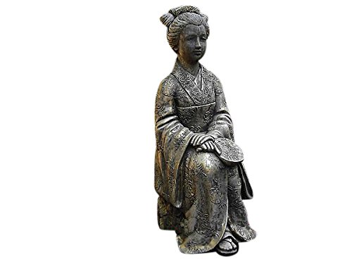 Geisha sitzend, Figur aus Steinguss, Frostfest