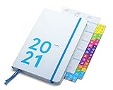 MIT TOLLEN ACCESSOIRES! – Gummiband, 2 Lesezeichen, 12 x 18 cm (zwischen A5 und A6), 366 durchdachte Sticker, Einstecktasche zum Selbsteinkleben, Tafelkalender. Auch mit zusätzlichem Accessoire erhältlich (Froschtasche, Stiftschlaufe, radierbarer Stift, weekdori A6-Notizhefte, Griffregister)