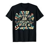 Design musicista sassofono con il detto Non sottovalutare mai un vecchio con un sassofono.