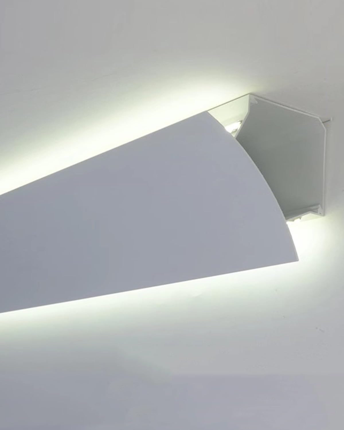 Oculta los cables con esta moldura de techo y kit de iluminación LED en perfil de aluminio