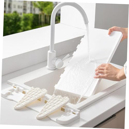 Étagère murale pliable pour libérer l'espace des toilettes