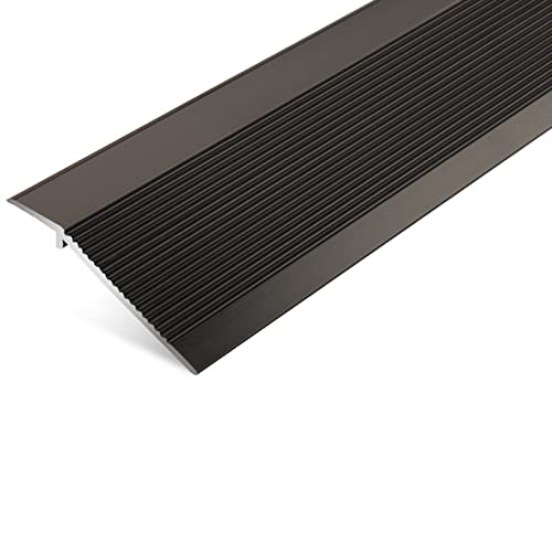 Seuil bas de porte noir pour transition moquette à carrelage dans le salon et la cuisine