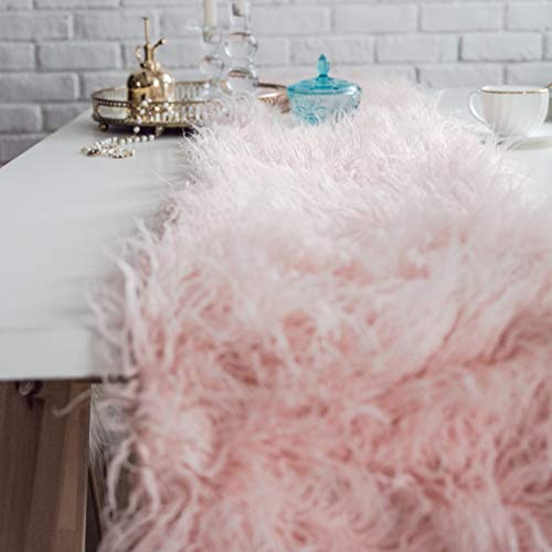 Chemin de table fausse fourrure rose pour sublimer une table sans éclat