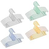 【Perchas de Colores】: El paquete incluye 20 perchas para niños, 5 de cada color, incluyendo amarillo, gris, azul y verde. Cada color es lindo y su bebé lo amará. Combinación de gran valor, muy rentable, que enriquece el color del armario de tu bebé.