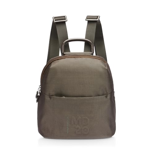 Zainetto in Mitrix, storico materiale di Mandarina Duck, leggero, versatile e caratterizzato da un originale effetto cangiante 3D. Lo zaino, di piccole dimensioni, ha uno scomparto principale e una tasca piatta frontale, entrambi con zip, spallacci regolabili in nastro, maniglia e accessori tono su tono.