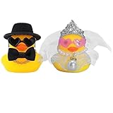 patas de chancho 【Contenido del paquete】 Un paquete contiene 1 juegos de mini patitos de goma, incluyendo: 2 patitos de goma, 1 sombrero de caballero negro, 1 corona, 1 velo de novia, 1 cadena de oro, 1 collar de perlas, 1 falda, 1 corbata negra, 2 gafas de sol en forma de corazón (negra y rosa), incluye cinta adhesiva de doble cara para fijar el sombrero, la corona, el velo y más. La novia mide aprox 6 × 4,5 cm, el novio 6 × 4,5 cm.