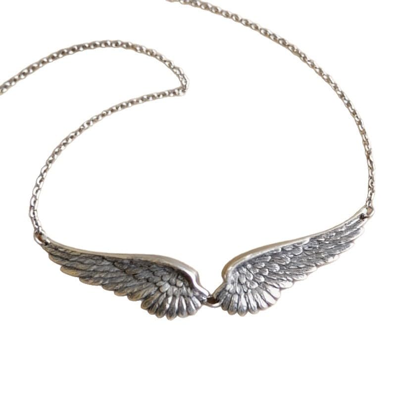 Design vintage con ali d'angelo: questa collana girocollo presenta un dettagliato ciondolo simmetrico con ali d'angelo con intricate texture di piume, sospeso da una delicata catena a maglie in argento. Il design di ispirazione vintage fonde fascino etereo con uno stile audace, aggiungendo un tocco mistico e accattivante a qualsiasi outfit.