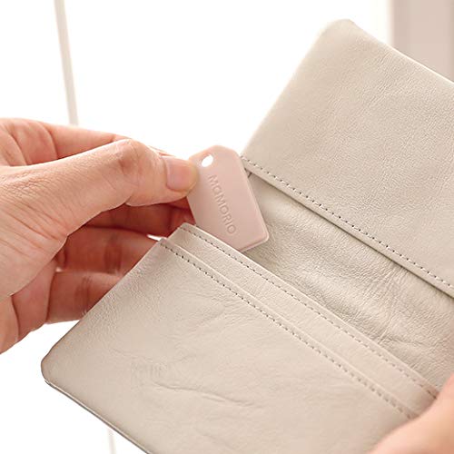 とても薄いので、バッグのポケットや、お財布にそのままINすることもできます。
【この商品のポイント✓】
■スマホ連動タイプ(Bluetooth)
□場所の通知方法︓スマホへ通知
→タグが離れるとスマホへ通知し、スマホアプリの地図上でタグの場所を確認可能。
※有効距離は約60m、GPSの搭載なし。リアルタイム追跡は不可。
□防水︓×
□電源:電池
(電池寿命は約1年、電池交換は不可。有償サービス「OTAKIAGE」加入で、電池の寿命(180日以上使用)に差し掛かったら手元のOMAMORIから新品へ半額で交換可能)
□受信タグ単体の操作︓不可