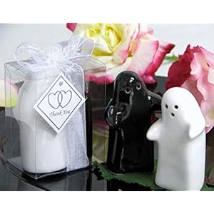 Salt and Pepper Shakers Cute Decorative Novelty Hugging Shakers Couple Set Black and White Modern and Vintage Hug Design Easy to Refill and Dispenser Shaker Set