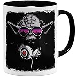 OM3® Musik Deejay DJ Yoda Kaffee-Tasse - Keramik Becher- Musikmotiv Musik - 11oz 325ml - Beidseitig Bedruckt - Schwarz