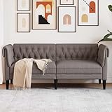 DESIGN ÉLÉGANT & CONFORT Ce canapé chesterfield 2 places taupe est idéal pour discuter, lire ou se détendre. Avec des dimensions de 182,5 x 74,5 x 74,5 cm (l x p x h), il offre une largeur d'assise généreuse de 158 cm et une hauteur d'assise confortable de 43 cm, parfait pour votre salon.