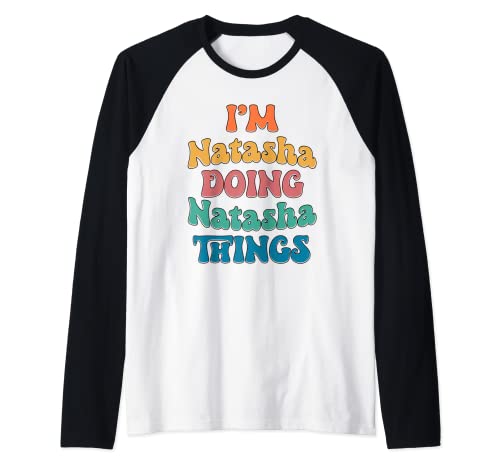 Nombre gracioso de Natasha, soy Natasha haciendo cosas de Natasha Camiseta Manga Raglan