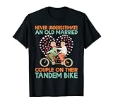 Ne sous-estimez jamais un vieux couple sur son vélo tandem T-Shirt