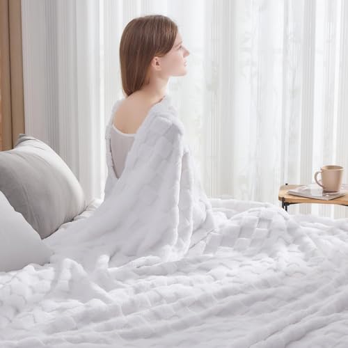 NEWCOSPLAY Super Soft King Blanket White Premium Silky Flannel Fleece 3D Checkered Lightweight Bed Blanket All Season Use (White Checkered, King(90"x110"))