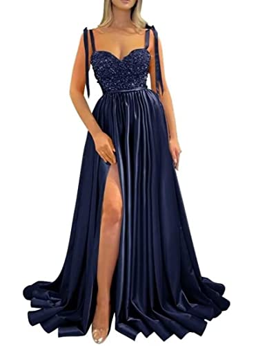 Robe de bal longue en satin bleu marine qui galbe la silhouette fine
