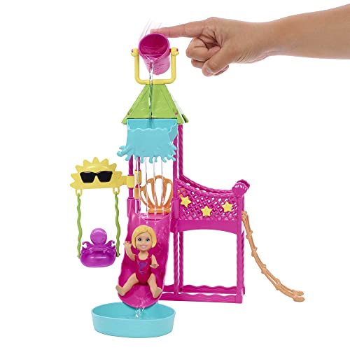 Barbie Skipper Erste Jobs Puppe und Accessoires - Erste Arbeitswelterfahrung im Wasserpark mit echter Wasserrutsche, Zubehörteile, für Kinder ab 3 Jahren, HKD80