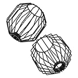 Ambiance artistique rehaussée : l’abat-jour en maille et le diffuseur en métal rétro s’associent pour créer une atmosphère pleine de caractère, idéale pour les salles à manger ou les salons. lampe cage en métal, abat-jour suspendu, suspension