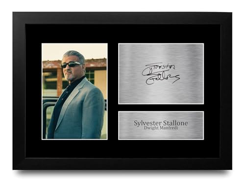 HWC Trading Sylvester Stallione Tulsa King Geschenke Gedrucktes Signiertes Autogramm Foto für Fans von Fernsehshows - A4 Gerahmt für 26,99 EUR (-10%) statt 29,99 EUR bei amazon.de Bild: HWC Trading Sylvester Stallione Tulsa King Geschenke Gedrucktes Signiertes Autogramm Foto für Fans von Fernsehshows - A4 Gerahmt für 26,99 EUR (-10%) statt 29,99 EUR bei amazon.de