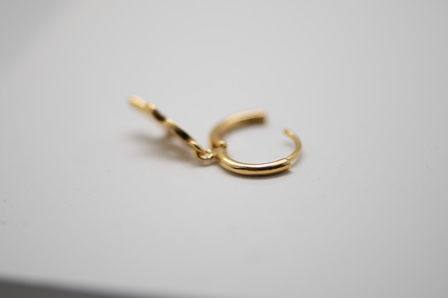 Pendientes Chapados en Oro de 18K (3 Micras) y Circonitas Blancas con cierre de Aro - Cruz Ankh del Antiguo Egipto (7 mm x 13 mm de pieza + 13 mm de cierre)