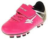 Césped artificial y botas de fútbol de hierba