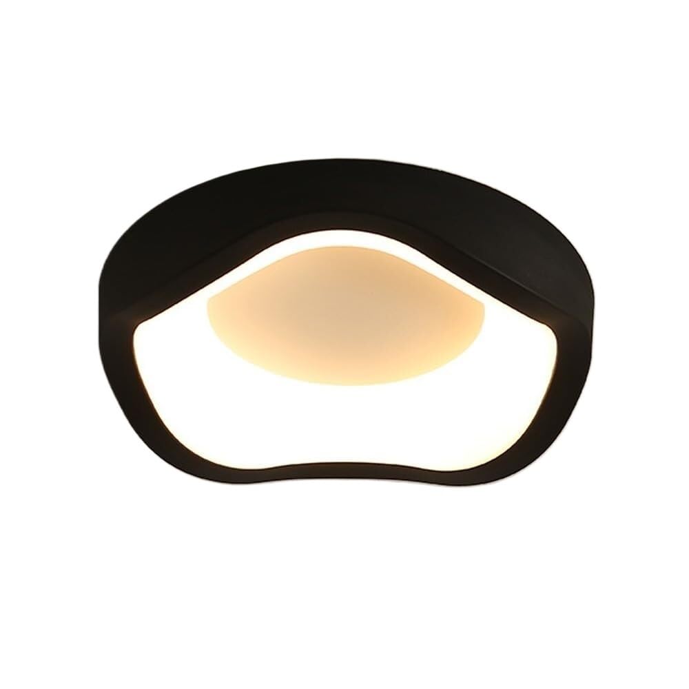 Plafonnier blanc irrégulier variable pour éclairer un couloir sombre de style ferme