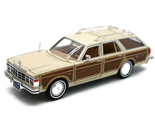 Motormax 1979 Chrysler LeBaron Town and Country Wagon 1/24 Scale Diecast Model Car Beige with Woodie Siding