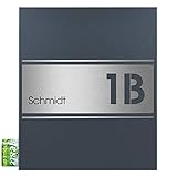 DEUTSCHE MARKENQUALITÄT - MODERNES DESIGN: Hochwertiger Wand-Briefkasten mit Zeitungsfach und Hausnummer-/Namensschild aus V4A-Edelstahl mit Laser-Gravur. Die Aluminium-Blende vor der integrierten Zeitungsrolle und dem Postkasten aus verzinktem Stahlblech sind anthrazit-grau (RAL7016, matt) pulverlackiert. Die Edelstahl-Streifen in Verbindung mit dem Edelstahl-Namenschild sorgen für ein puristisches Design und eine besonders elegante Note. Rostfrei, pflegeleicht und witterungsbeständig.