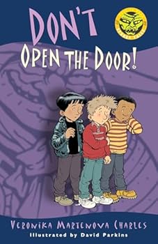 Paperback Don't Open the Door! (Easy-to-Read Spooky Tales) Book