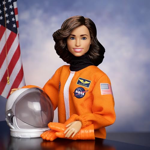 Muñeca Barbie Ellen Ochoa con accesorios y traje espacial miniatura 2