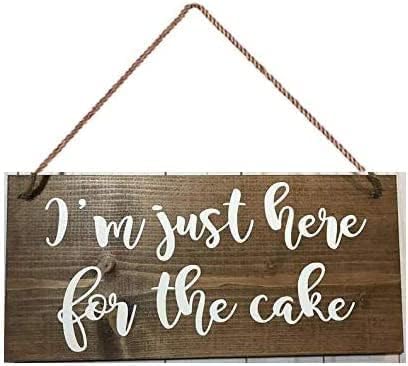 Cartello con scritta in inglese "I'm just here for the cake-wedding marks-ring bearer, ring bearer, wedding ceremony, flower girl", cartello rustico per cucina, bar, pub, decorazione in legno, regalo
