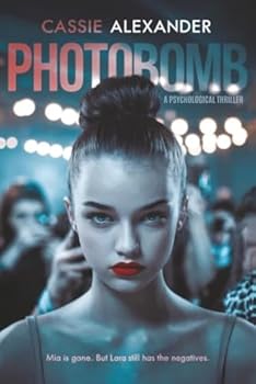 Paperback Photobomb: A Psychological Thriller Book