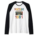 Festeggia gli anni '81 con una grafica retrò audace che combina colori vivaci invecchiati e stile nostalgico, ideale per gli appassionati di epoche del passato e tendenze della moda vintage.