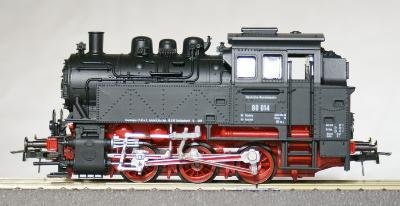 Side view of the Roco 43208 DB Class 80 014 steam locomotive model on tracks.